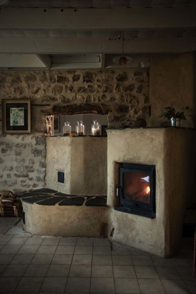 Poêle de masse à Saint Jeure D'Ay en Ardèche